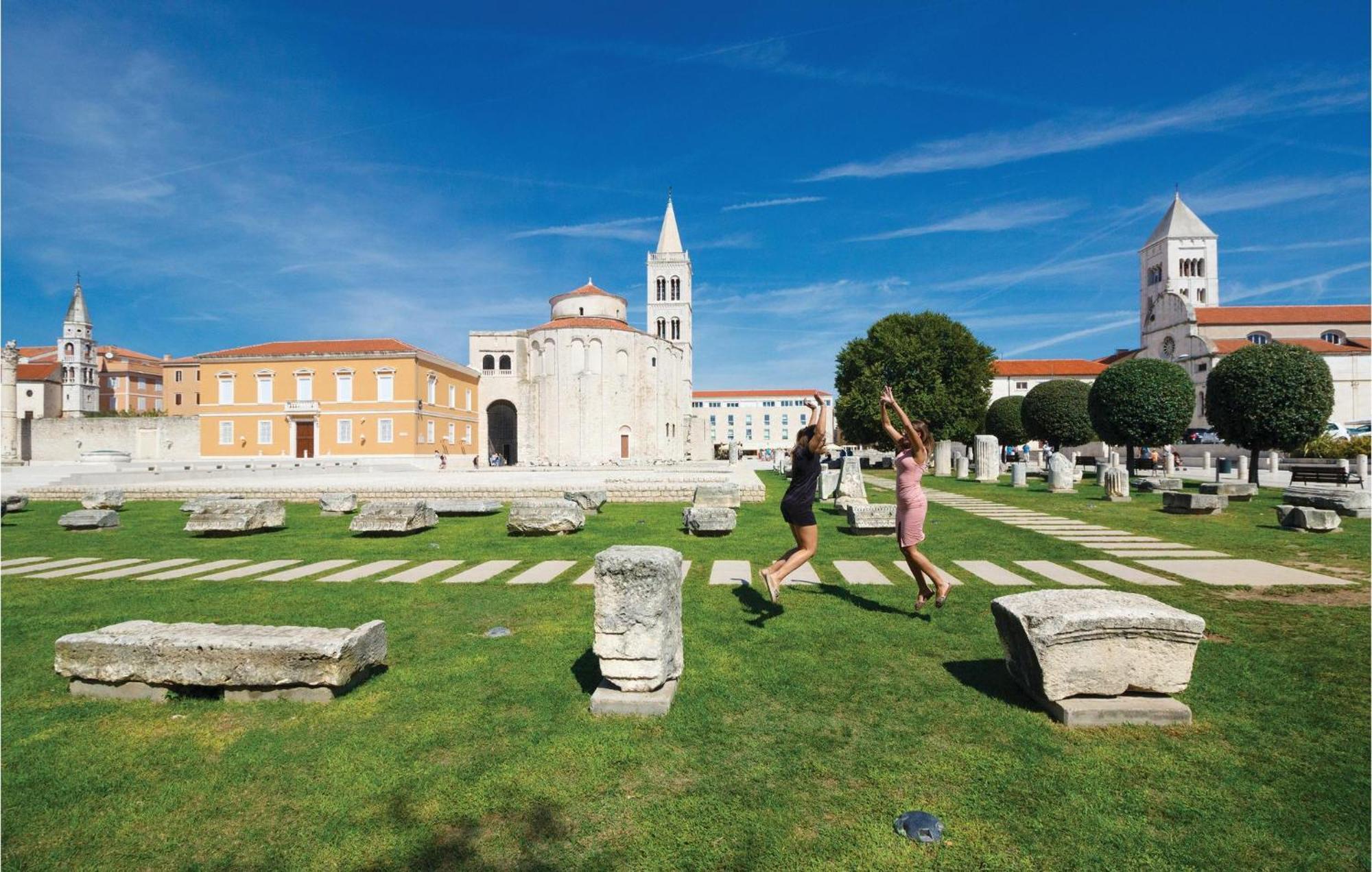 2 Bedroom Cozy Apartment In Zadar Luaran gambar