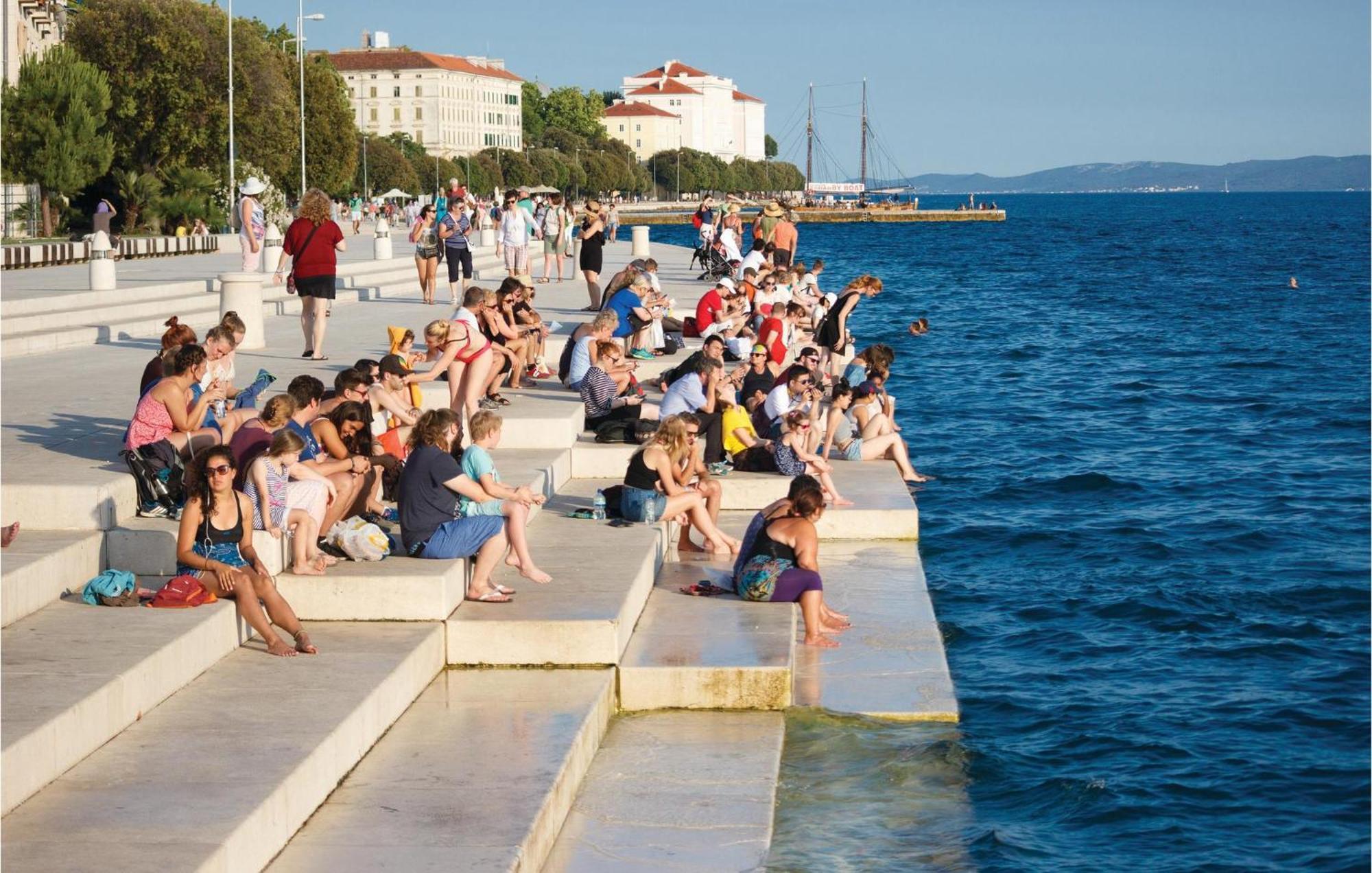 2 Bedroom Cozy Apartment In Zadar Luaran gambar