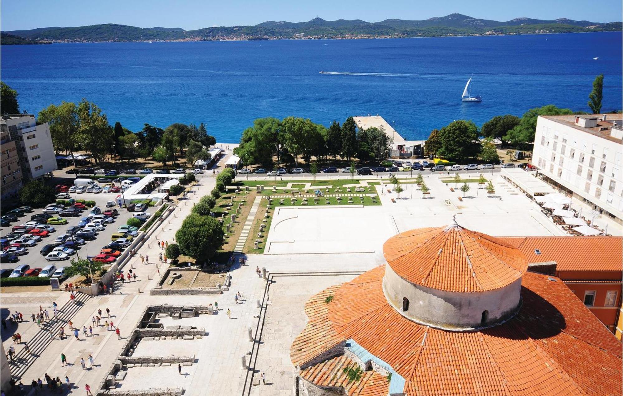 2 Bedroom Cozy Apartment In Zadar Luaran gambar